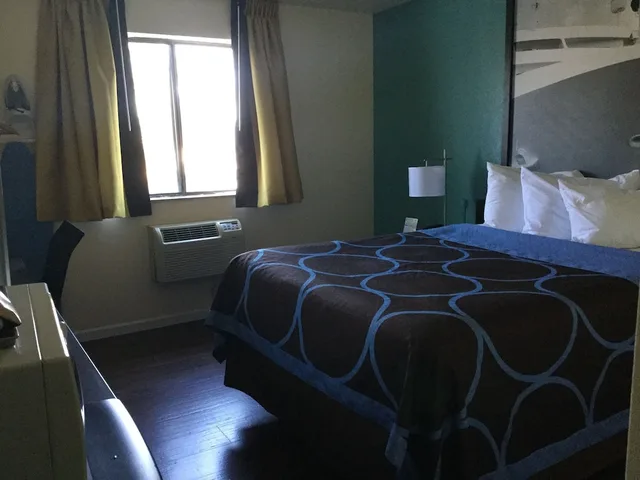 غرفة بسرير كوين، Super 8 By Wyndham Clearwater/St. Petersburg Airport 2/3