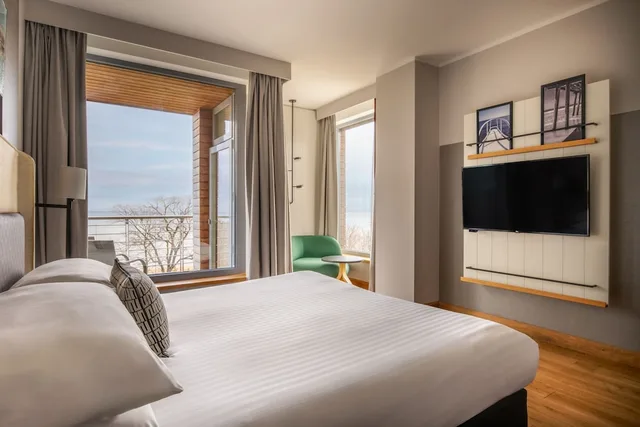 غرفة سوبيريور بسرير كينج بإطلالة على البحر بشرفة، Sopot Marriott Resort and Spa 2/9