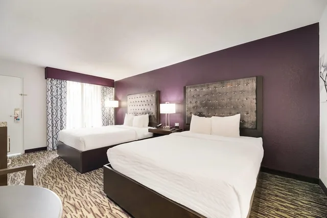 جناح بسريرين كوين مع أريكة يُسمح فيها بالحيوانات الأليفة، Clarion Inn & Suites Across From Universal Orlando Resort 5/10