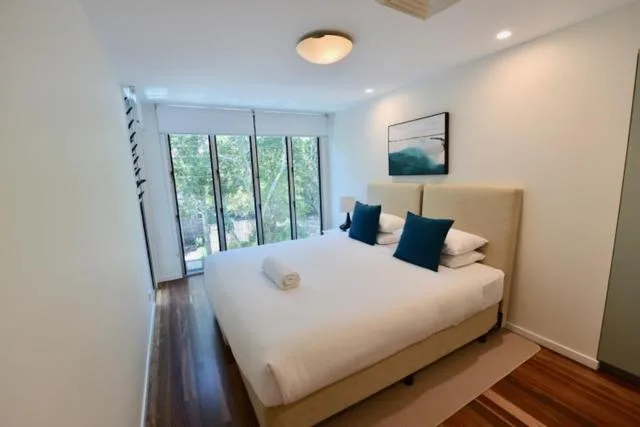 3 Bedrooms, Bay, Penthouse، East on Byron 4/8