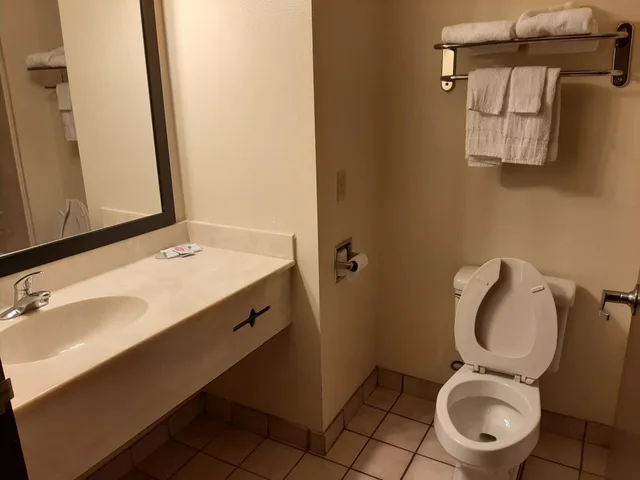 Room, King Bed, Baymont Inn And Suites Carthage 4/6