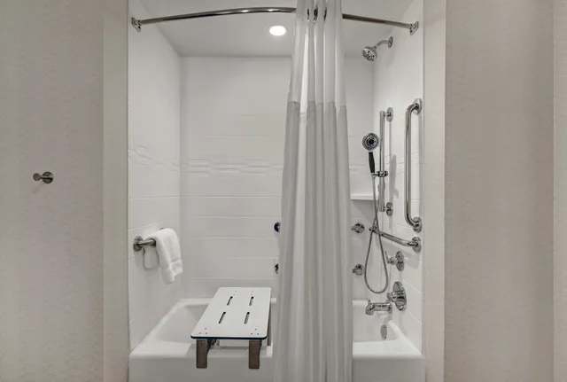 غرفة بسرير كينج بحوض استحمام لذوي الإعاقة، Hilton Garden Inn Madison Huntsville Airport AL 3/4