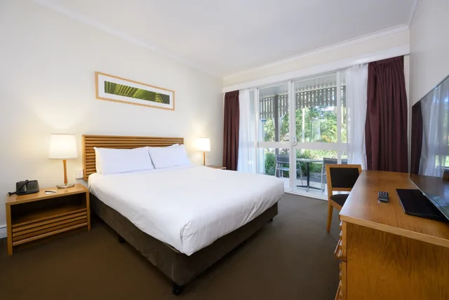 Room, Queen Bed, Lagoon View، Novotel Sunshine Coast Resort 5/8