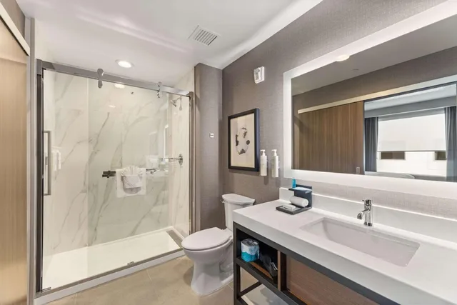 جناح بسريرين كوين بغرفتين مع أريكة، Embassy Suites by Hilton Irving Las Colinas 2/2