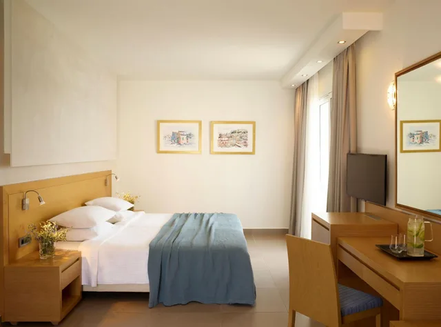 غرفة بسرير مزدوج بإطلالة جزئية على البحر، Atlantica Marmari Palace 2/8