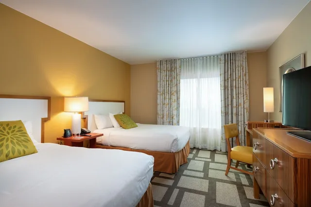 جناح ركني بسريرين كوين بإطلالة على المدينة بغرفتين في طابق مرتفع لذوي الإعاقة، Embassy Suites by Hilton Houston Downtown 2/3