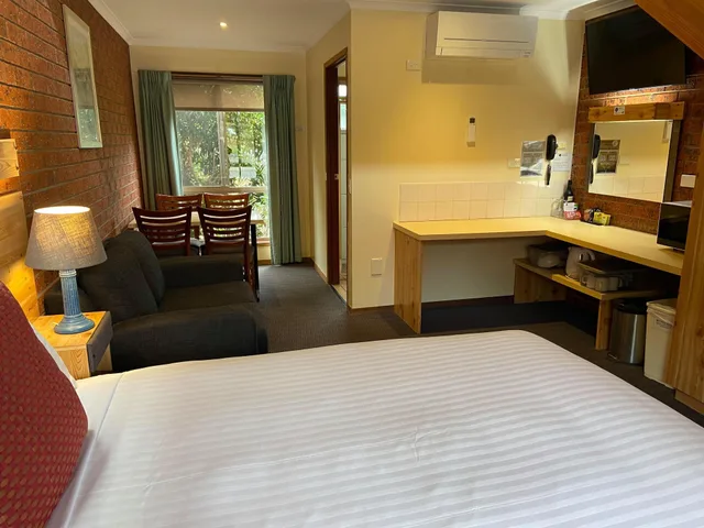 Town House, 3 Beds, Queen Bed, Aat 28 Goldsmith Motel 3/5