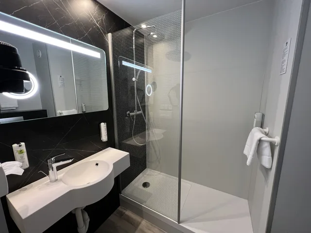 غرفة بريميوم بسرير كوين، Hotel Des Acacias Lille Tourcoing 5/7