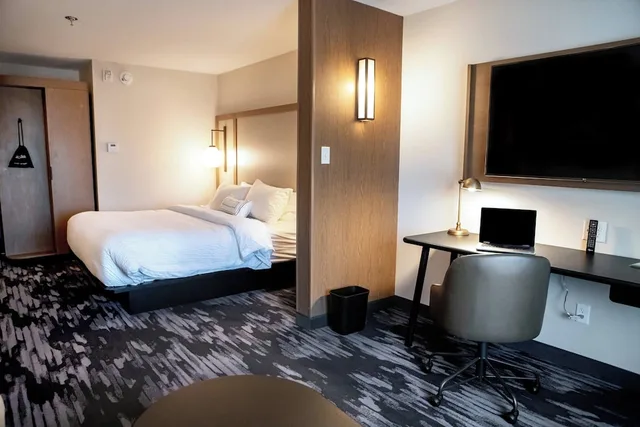 جناح بسرير كينج مع أريكة، Fairfield Inn & Suites By Marriott Richmond Airport 1/4
