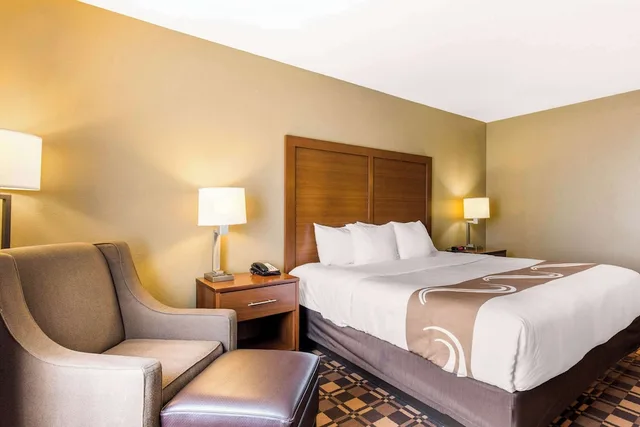 Room, King Bed, Quality Inn & Suites Georgetown - Seaford 2/2