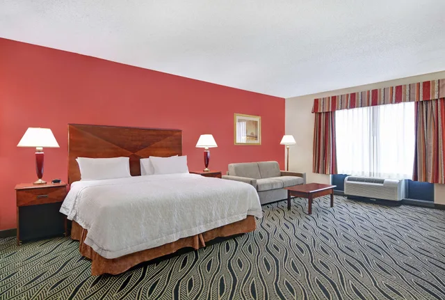 غرفة بسرير كينج مع أريكة، Hampton Inn Fayetteville 3/8