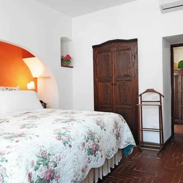 جناح، Hotel Lucrezia 2/5
