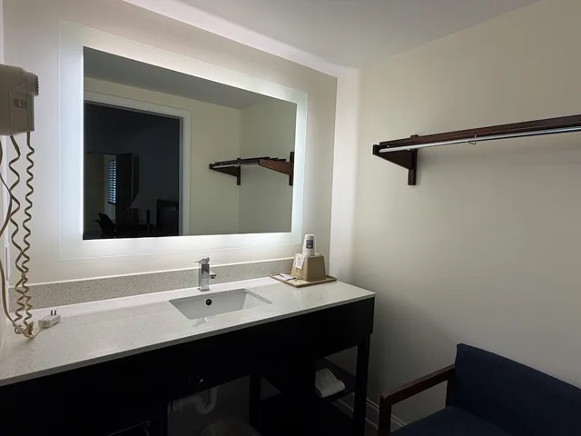 غرفة بسرير كينج لغير المدخنين، Travel Inn of Buford 7/7