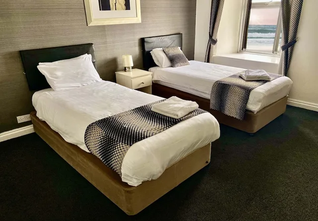 غرفة قياسية بسريرين منفصلين بإطلالة على البحر، The Royal Seabank Hotel 3/3