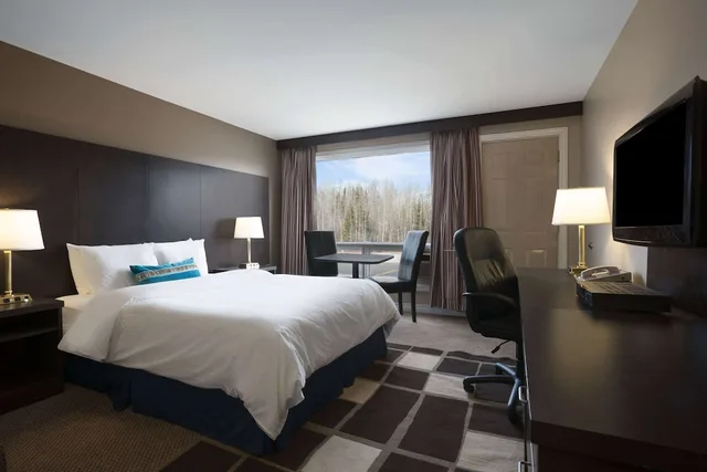 غرفة بسرير كوين، Travelodge By Wyndham Kapuskasing 2/2