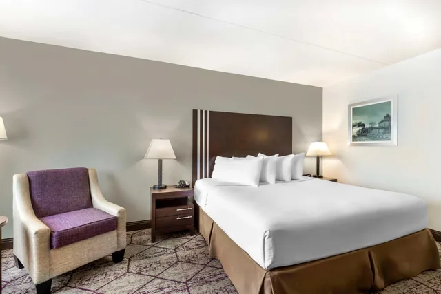 غرفة بسرير مزدوج، Best Western Plus Longbranch Hotel and Convention Center 1/4