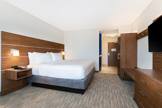جناح بسرير كينج مع أريكة، Holiday Inn Express Suites Niceville Eglin Area 1/3