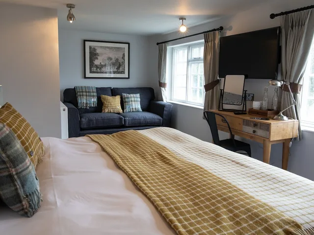 جناح بسرير كينج مع أريكة، The Exeter Inn 1/3