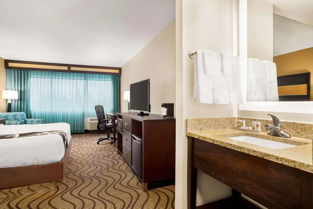 غرفة بسرير كينج لذوي الإعاقة، La Quinta Inn & Suites by Wyndham Richmond-Midlothian 8/8