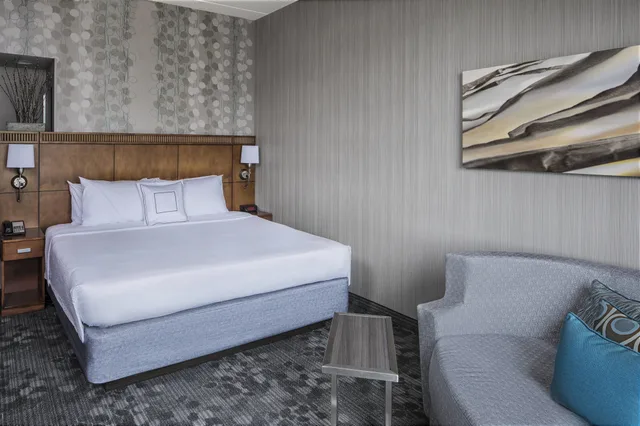 غرفة بسرير كينج مع أريكة، Courtyard By Marriott Stamford Downtown 2/4