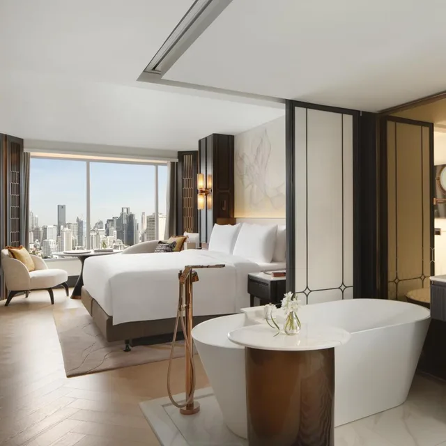 Fairmont Gold, King Bed, Corner، Grand Mercure Bangkok Windsor 2/4