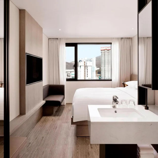 Guest Room, Premier, King Bed, City View, High Floor, Fairfield By Marriott Busan 2/8