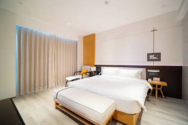 1 Bedroom, Suite, Single Bed, Bay View، Holiday Inn Ningbo Xiangshan Damu Bay Hotel 1/3