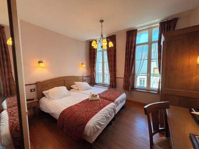 Room, Twin Beds, Street View، Hotel De Calais 2/4