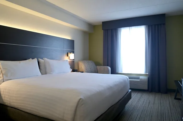 غرفة قياسية بسرير كينج لذوي الإعاقة، Holiday Inn Express Hotel And Suites Brampton 1/6