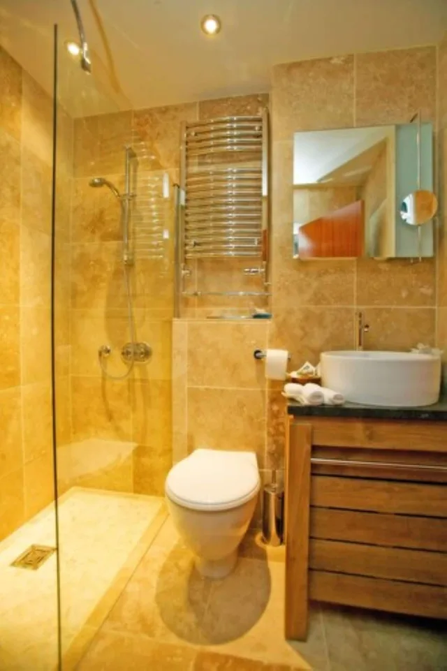 غرفة بسرير مزدوج بإطلالة على البحر بشرفة، Cobo Bay Hotel 1/3