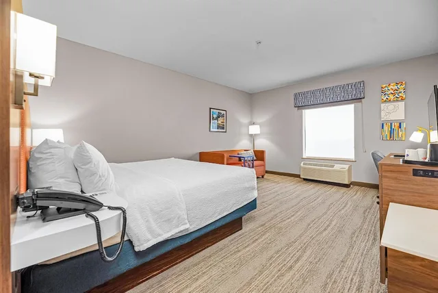 Study, King Bed, Sofa، Hampton Inn & Suites New Braunfels 4/10