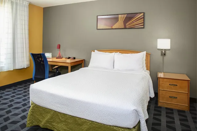 جناح بسرير كوين بغرفة نوم واحدة مع أريكة، TownePlace Suites by Marriott Fresno 1/2