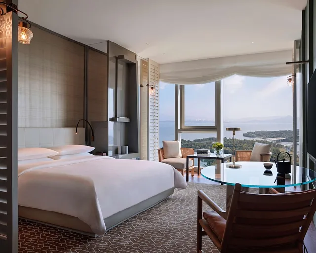 Room, King Bed, Bay View, Andaz Shenzhen Bay, By Hyatt 1/2