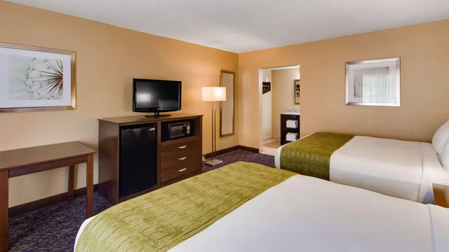 Room, 2 Queen Beds, Pool Access، Best Western Plaza Inn 4/7