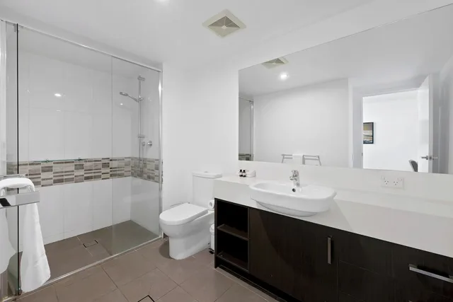 غرفة تنفيذية بسرير كينج بشرفة، Property Vine - Pacific Sands 4/4