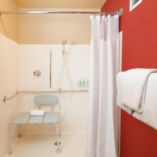 غرفة بسريرين مزدوجين بحوض استحمام لذوي الإعاقة، Courtyard by Marriott Costa Mesa South Coast Metro 5/5