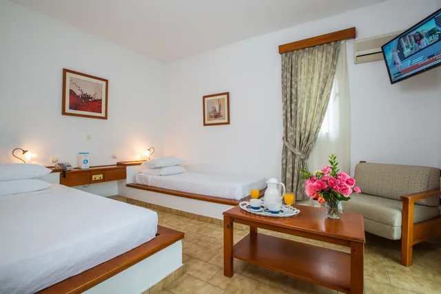 بنغل بسريرين منفصلين بإطلالة على الحديقة مع أريكة، Hotel Delfinia 3/8