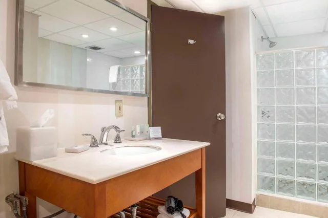 غرفة بسرير مزدوج، Quality Inn & Conference Center Pembroke - Ontario 3/3