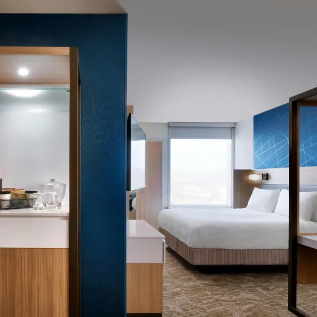 جناح بسرير كينج مع سرير سحّاب إضافي مع أريكة لذوي الإعاقة، SpringHill Suites by Marriott Cottonwood 2/7