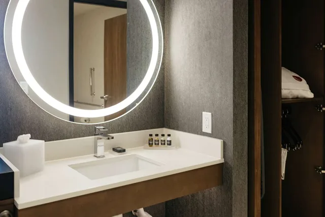 غرفة بسريرين كوين، Revel Hotel Des Moines Urbandale, Tapestry Collection by Hilton 2/3