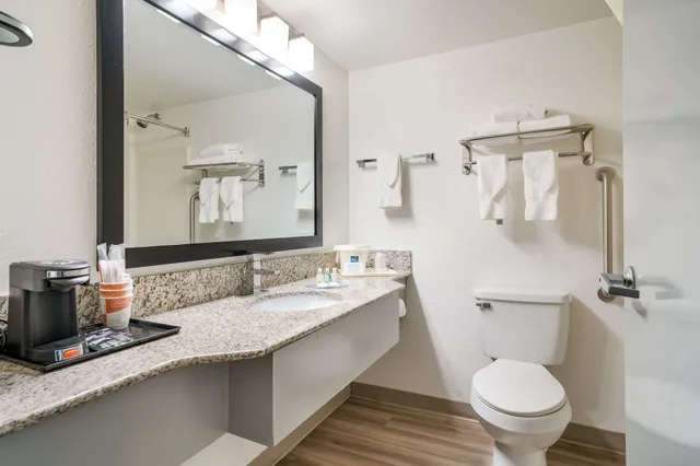 غرفة قياسية بسرير كينج، Quality Inn Jacksonville Near Camp Lejeune 4/4