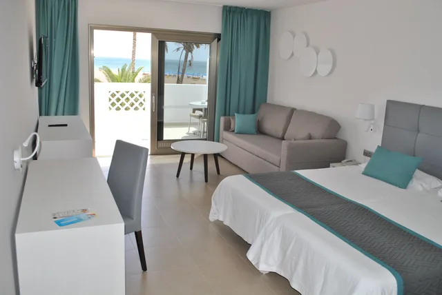 غرفة قياسية بإطلالة جزئية على البحر، Hotel Las Costas 7/9