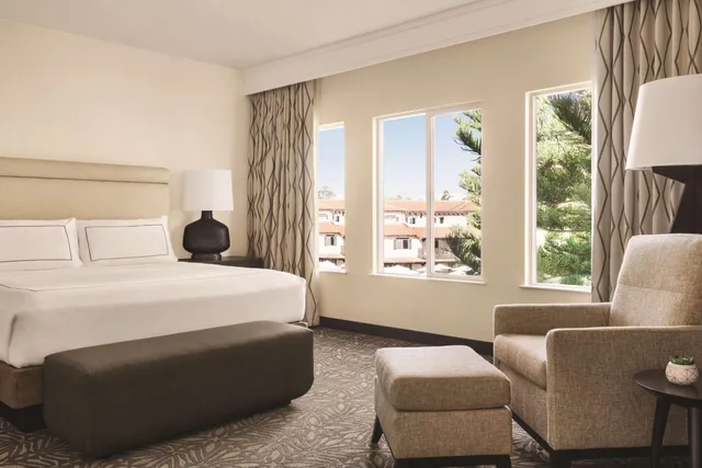 Presidential, Suite, King Bed, 2 Queen Beds, Resort View, Sofa، Zachari Dunes on Mandalay Beach, Curio Collection by Hilton 2/5