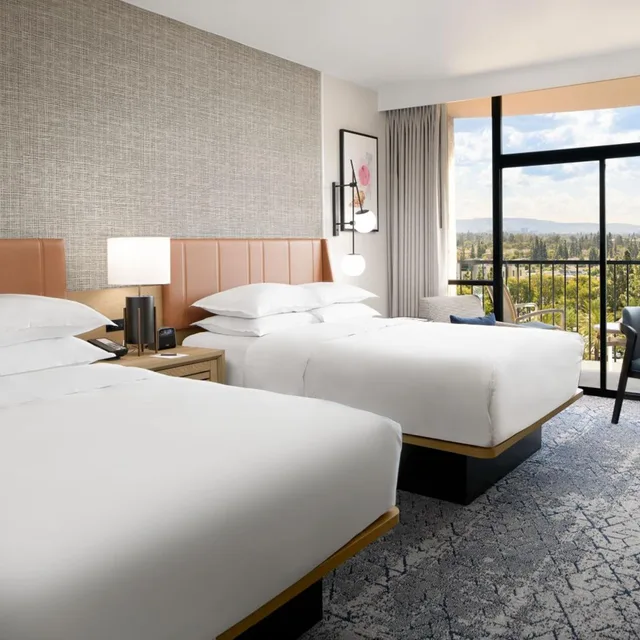 Guest Room, 2 Queen Beds, Club Floor, High Floor، Sheraton Park Hotel at the Anaheim Resort 7/10