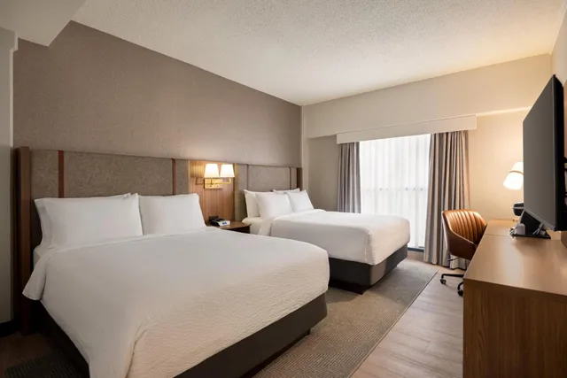 غرفة قياسية بسرير كينج وسريرين كوين، HOLIDAY INN HOTEL AND SUITES VANCOUVER DOWNTOWN 1/8