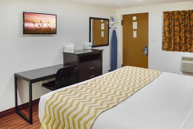 Room, King Bed, Smoking, Travelodge by Wyndham Manhasset 3/5