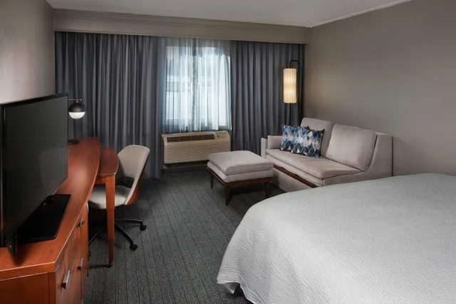 غرفة بسرير كينج، Courtyard By Marriott Winston Salem University 1/3