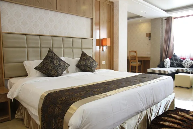 جناح جونيور، West Hotel 2/3