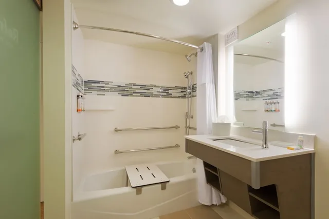 غرفة قياسية بسريرين مزدوجين لذوي الإعاقة، EVEN Hotel Rockville Washington DC Area 5/8
