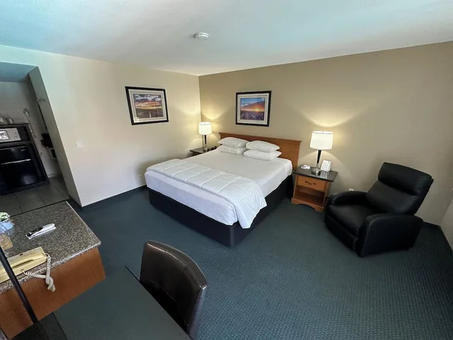Upstairs, Standard, King Bed، King Frederik Inn 1/9